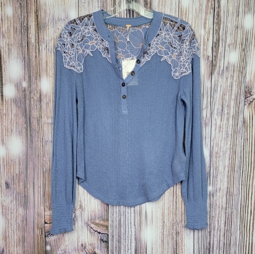 𝅺Free People Blue Crochet Floral Lace Henley Top Size Medium New